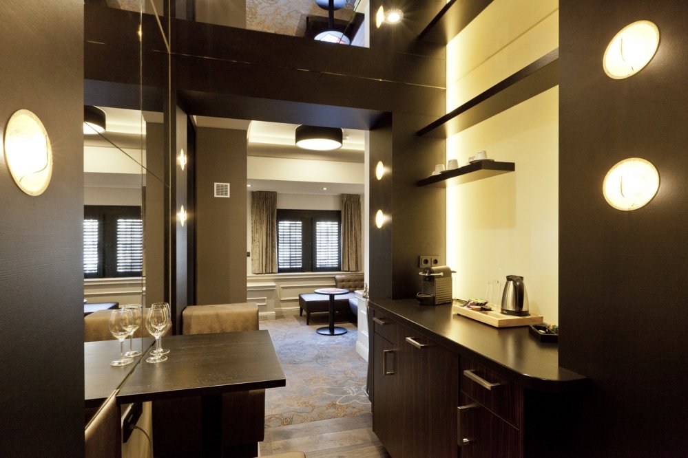 Modern kitchenette with mirror wall