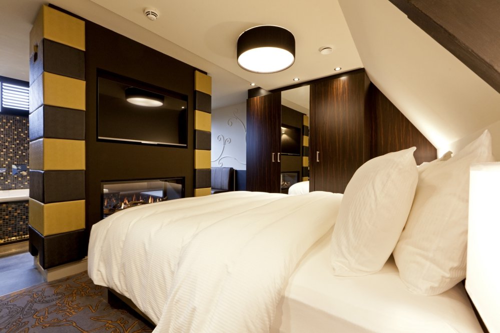 Kingsize bed with flatscreen TV