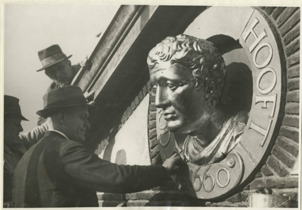 Op de gevel van 't Goude Hooft sierden twee gouden hoofden (foto uit 1939, H.A.W. Douwes, collectie Haags Gemeentearchief)